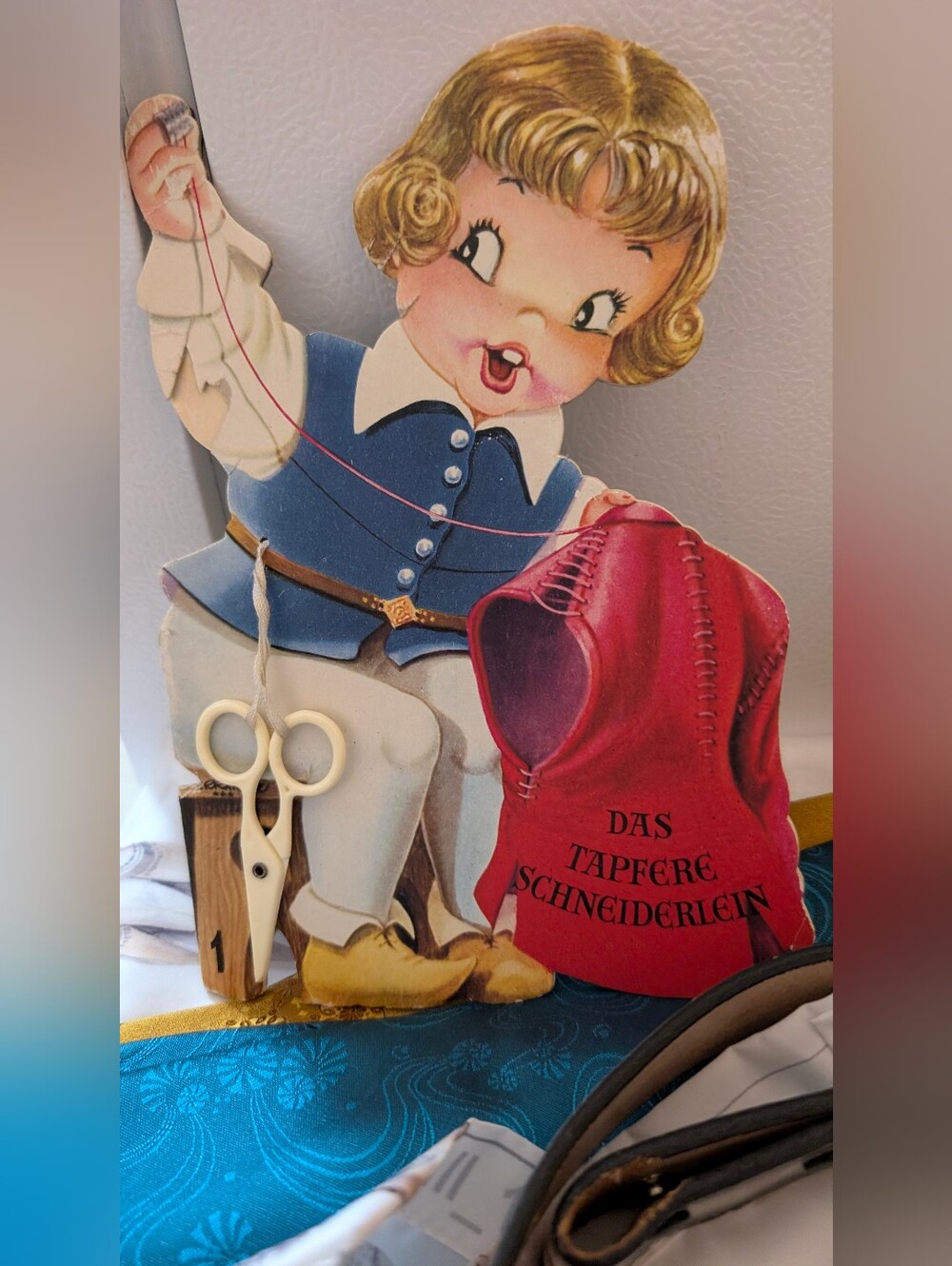 Vintage 1963 Carlsen Verlag Die-Cut Toy-Book: "The Brave Little Tailor" (Das tap
